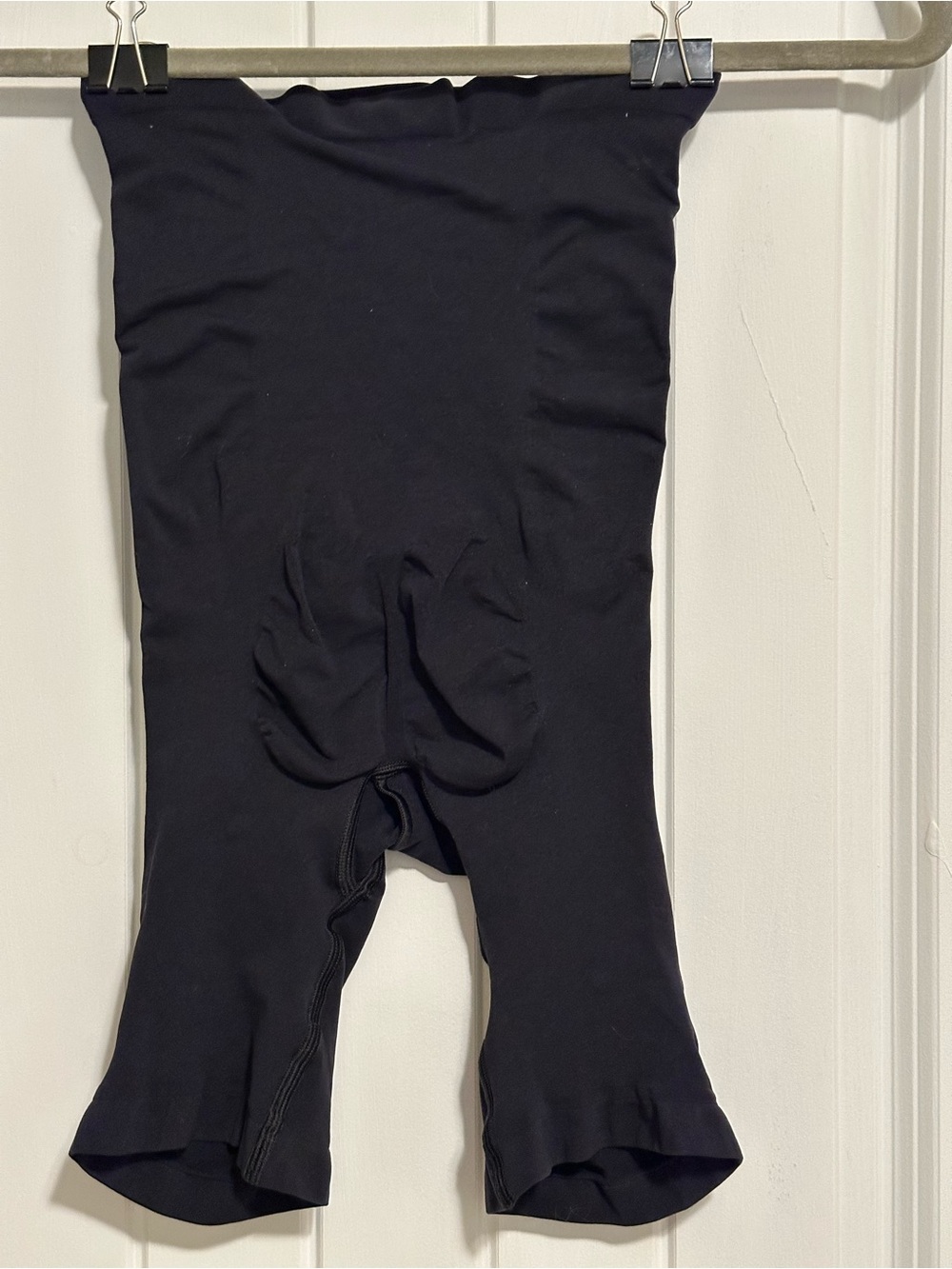 SKIMS Seamless Sculpt High-Waisted Above-the-Knee Short - Black - Picture 5 of 6